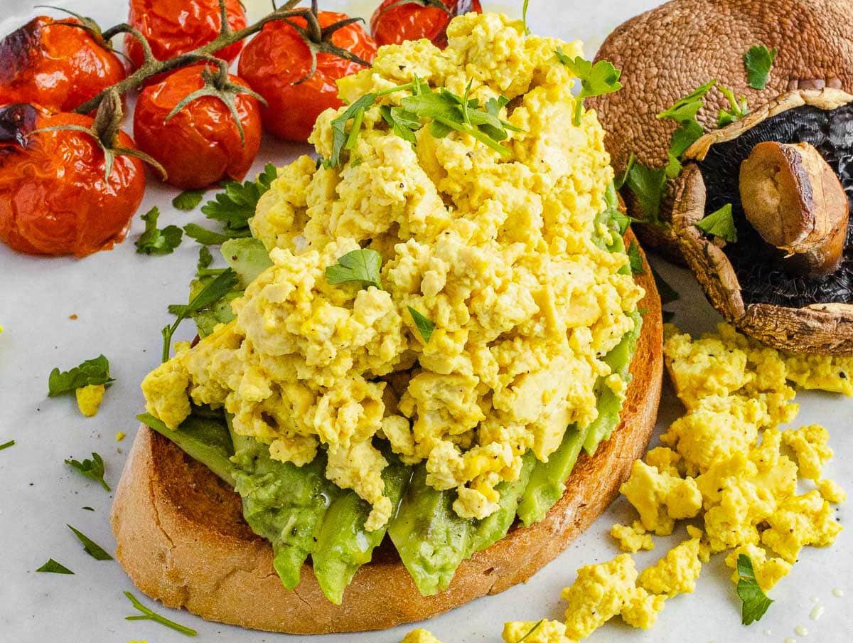 Tofu scramble with bread and roasted tomatoes