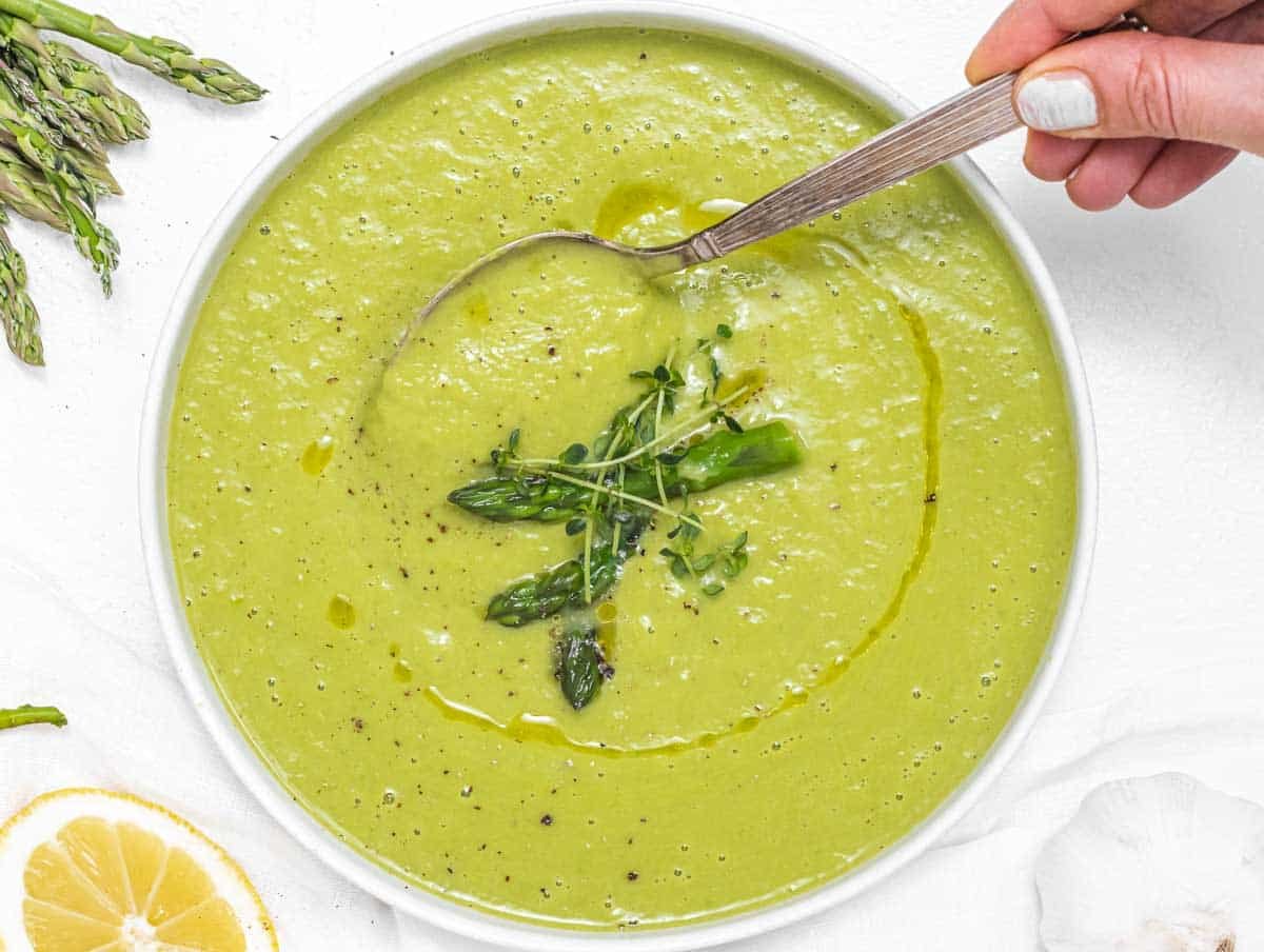 Creamy asparagus soup and hand