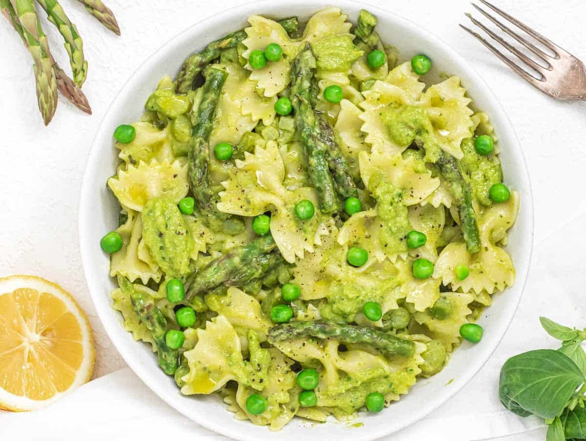 Asparagus pasta with green peas