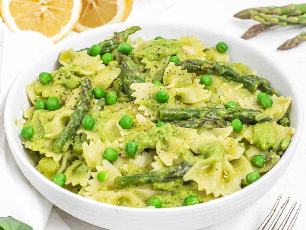 Asparagus pasta with peas and lemon