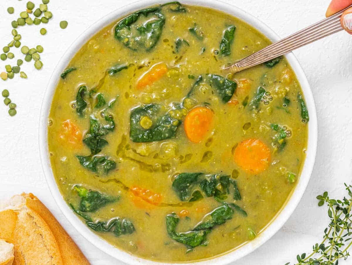 Split peas soup with spinach and hand