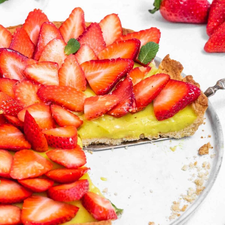Strawberry tart with custard