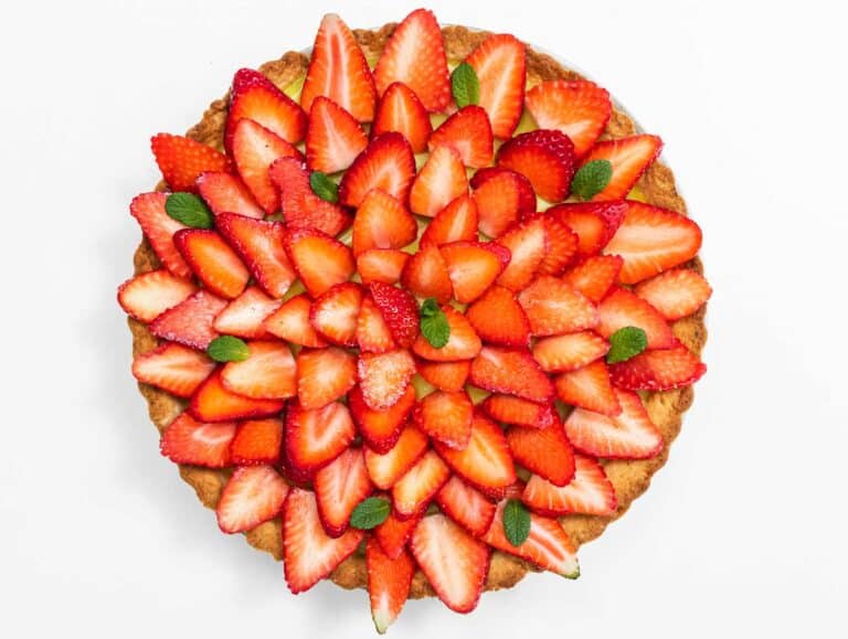 Strawberry tart with sliced strawberry