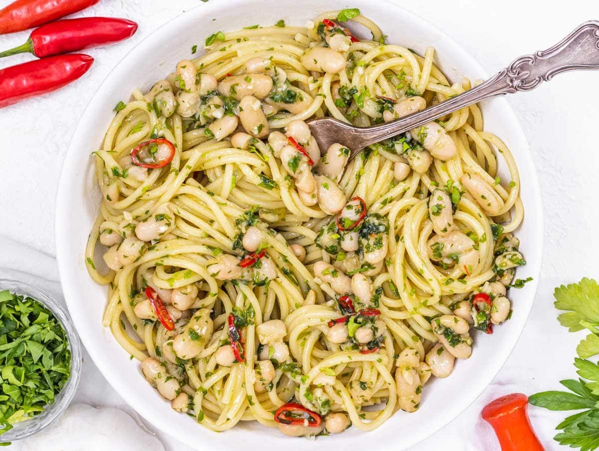 Aglio olio with beans and fork