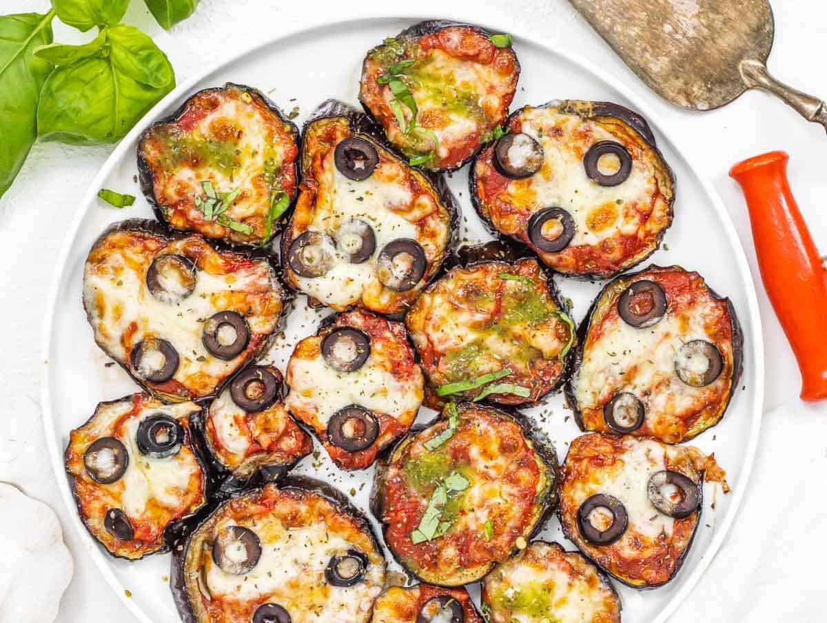 Eggplant pizza with olives and pesto
