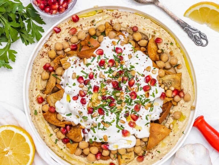 Fatteh with yogurt, chickpeas and herbs