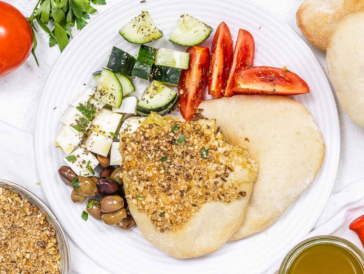 Pita bread with dukkah and vegetables