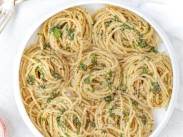 Spaghetti aglio e olio in a serving bowl.
