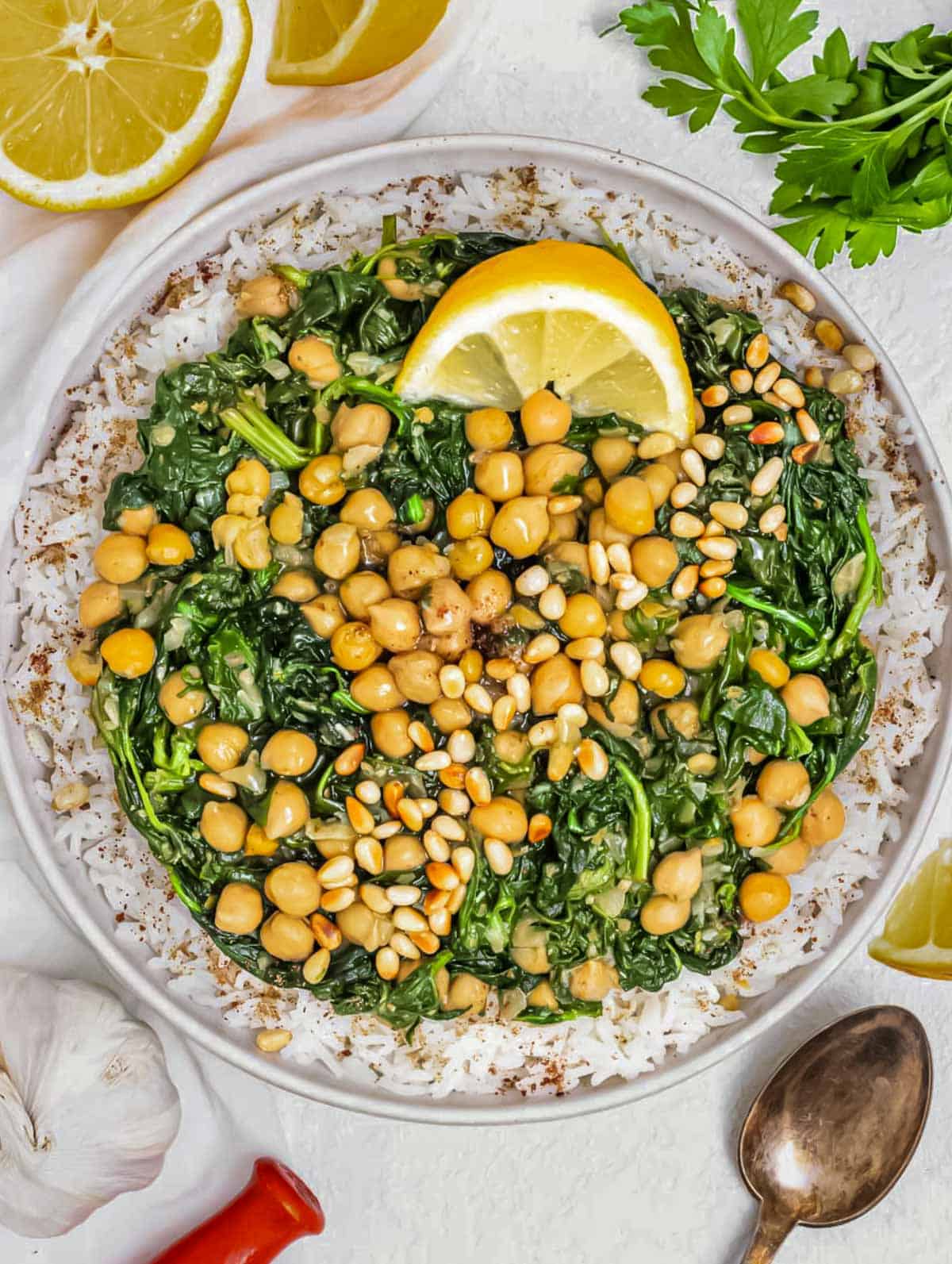 Spinach stew with chickpeas in one pot.