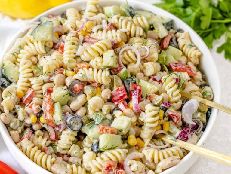 25 Easy Potluck Ideas for Gatherings & Cookouts