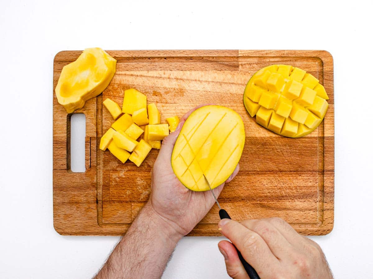 Cutting the mango in its peel