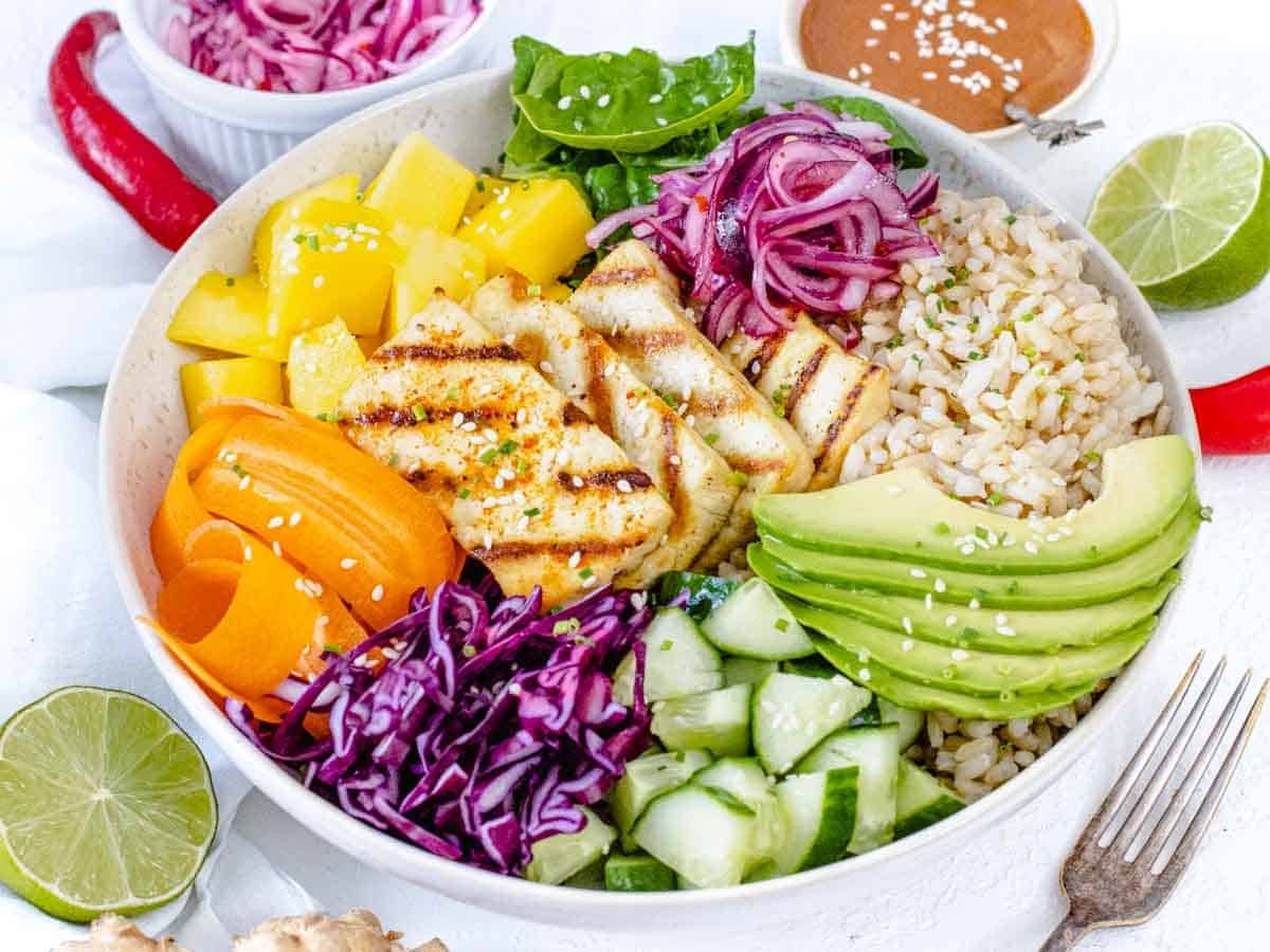 Tofu bowl with avocado, mango and red cabbage