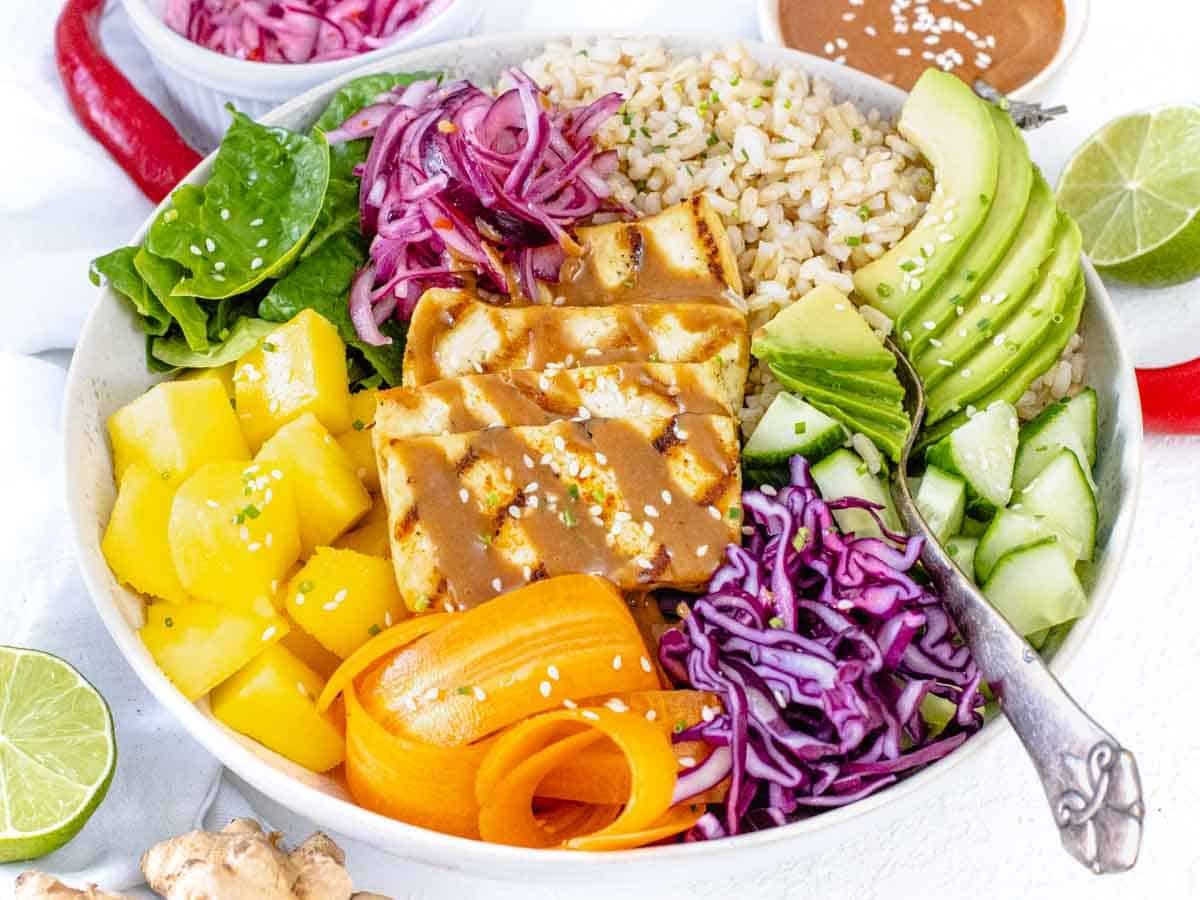 Tofu bowl with mango, carrot and red cabbage