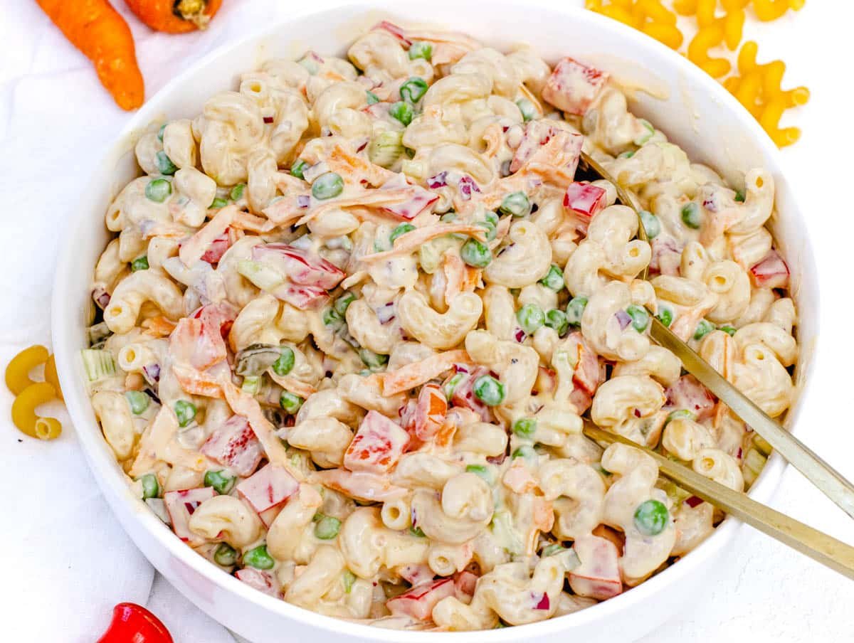 Macaroni salad with peas