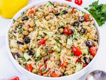 Orzo salad with lemon and fresh vegetables