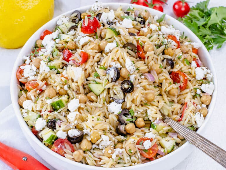 25 Easy Potluck Ideas for Gatherings & Cookouts
