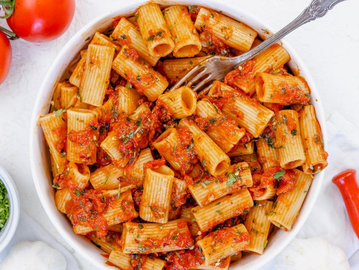 rigatoni arrabbiata with parsley and a fork