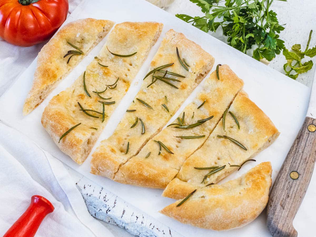 Flatbread pizza with thyme and salt