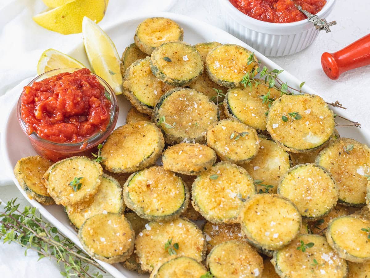 Fried zucchini with a serving of marinara sauce