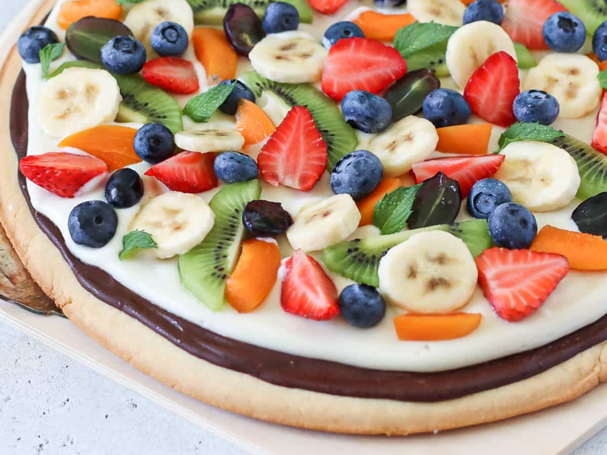 Fruit pizza with cream cheese