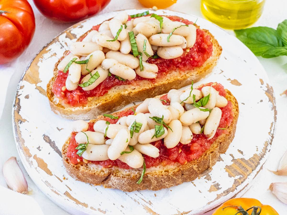 Pan con tomate with white beans and parsley