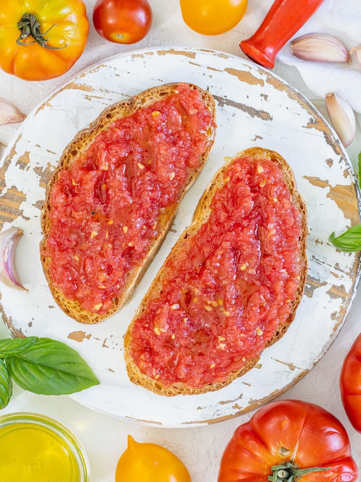 Spanish pan con tomato with grated tomatoes