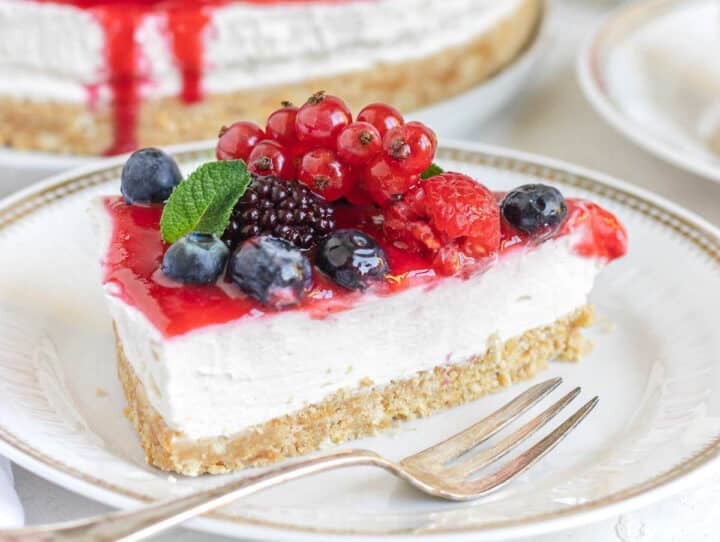 Light & Creamy Vegan Cheesecake Recipe - No Bake