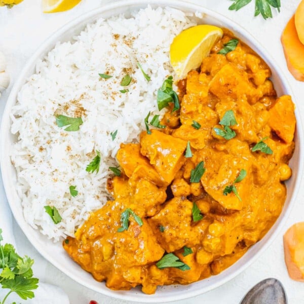 Sweet potato curry with rice and a lemon wedge