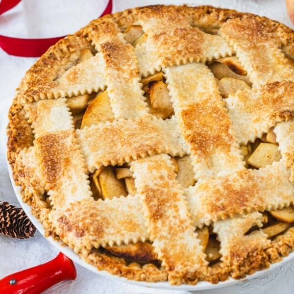vegan apple pie with pie crust