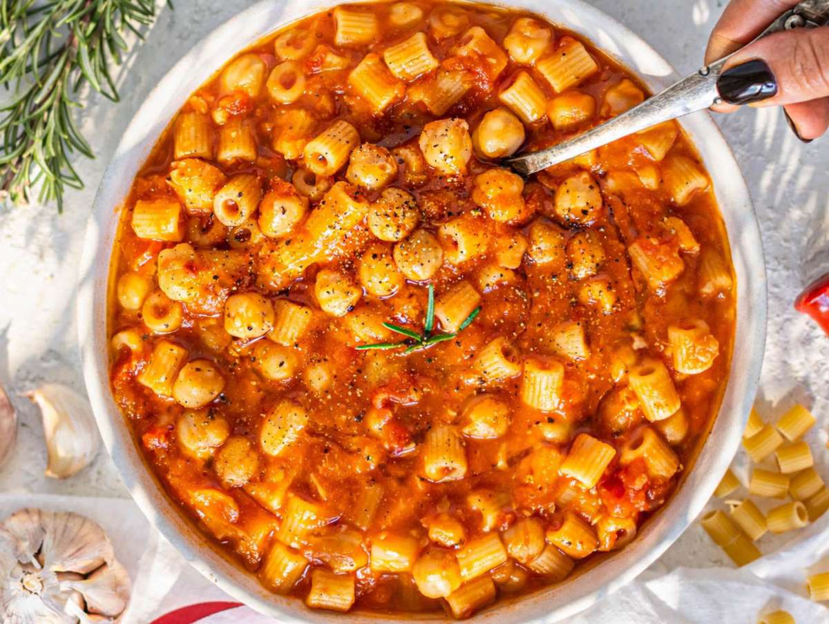 Step 4 Finished pasta e ceci served in a bowl, thick and creamy.