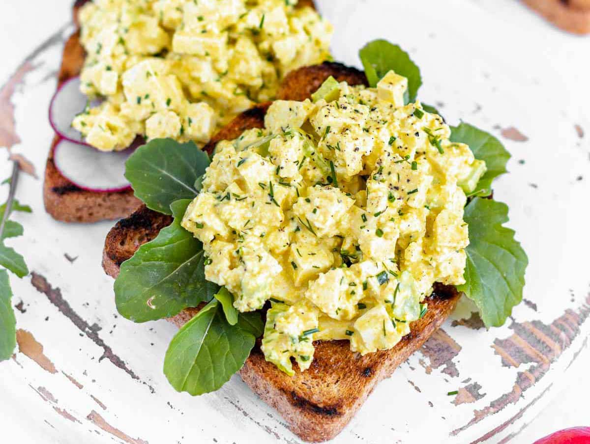 vegan egg salad with arugula on toast bread