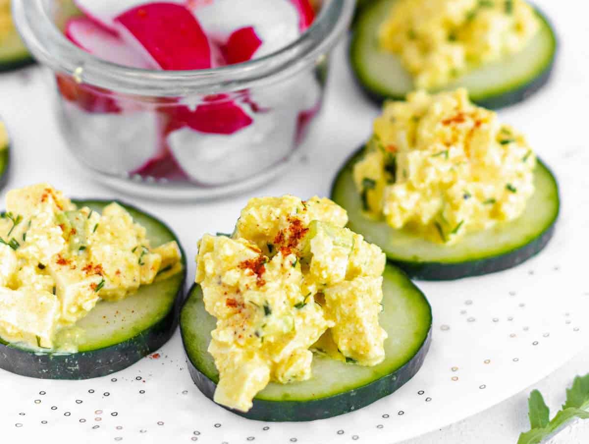 vegan egg salad on cucumber slices