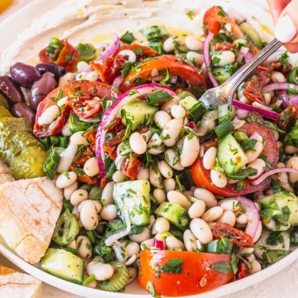 Mediterranean white bean salad with pita bread