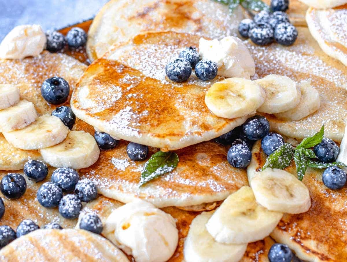 vegan pancakes with maple syrup and banana