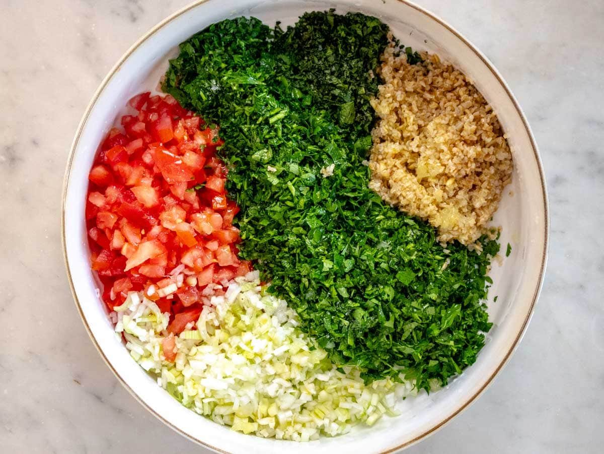 chopped tomatoes, parsley, spring onion, and bulgur in a bowl