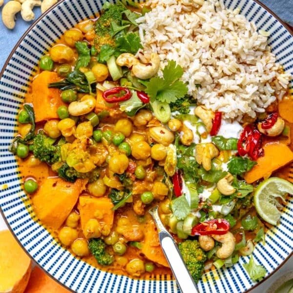 Vegetable curry with rice and lime in a blue bowl