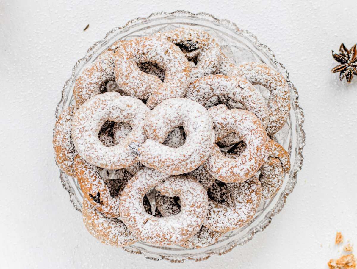 Wine cookies with raisins served on a glass plate