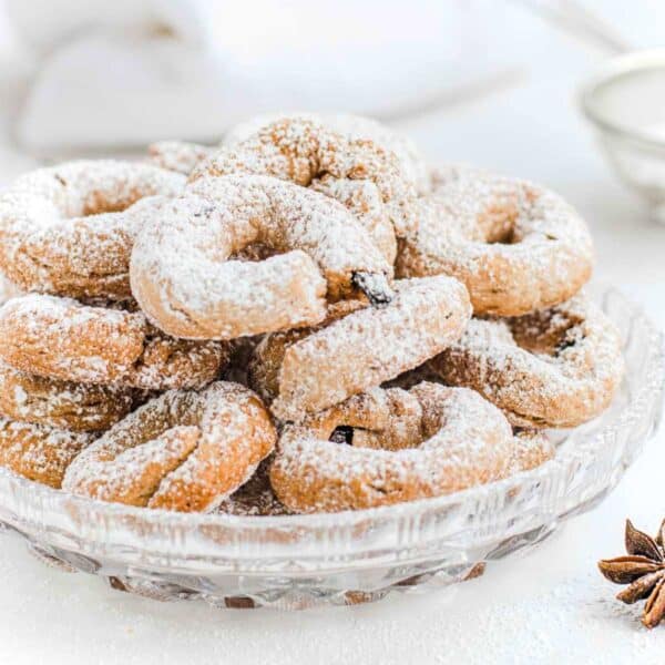 wine cookies in a glass bowl