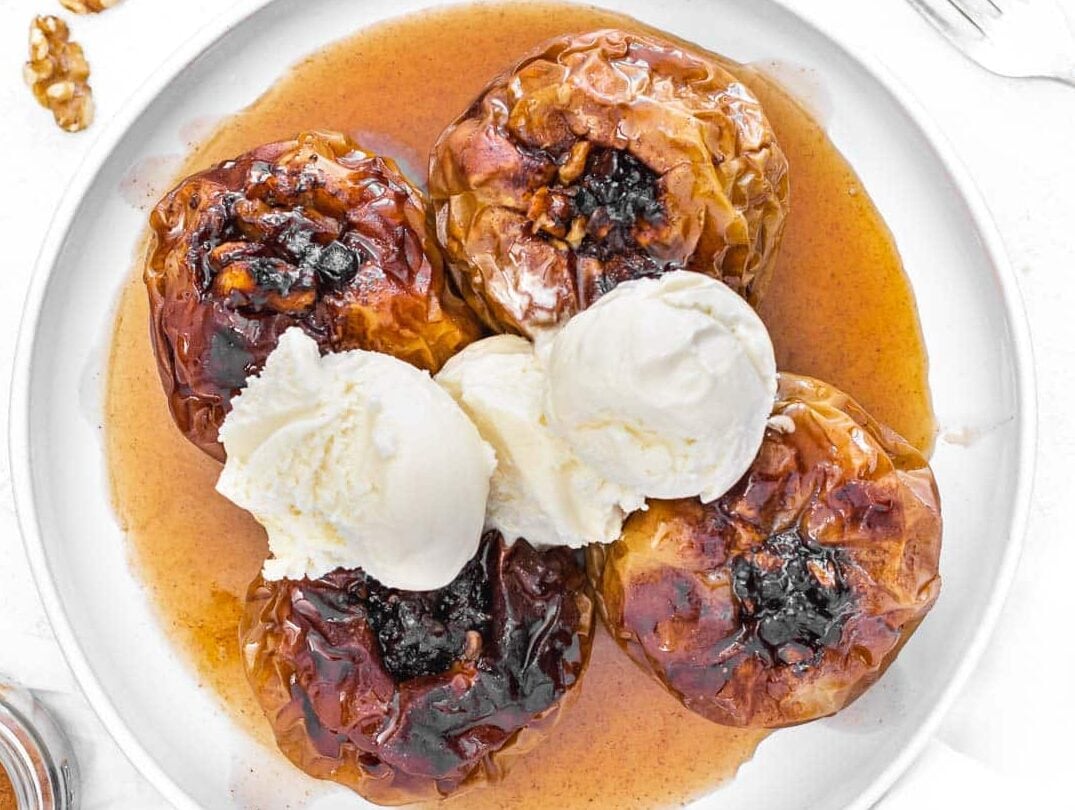 Baked apples with syrup and ice cream