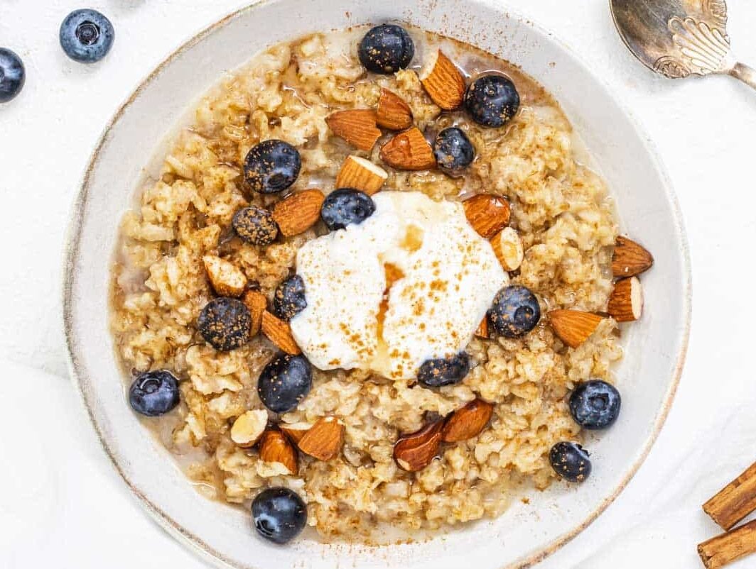 Oatmeal with blueberries and almonds