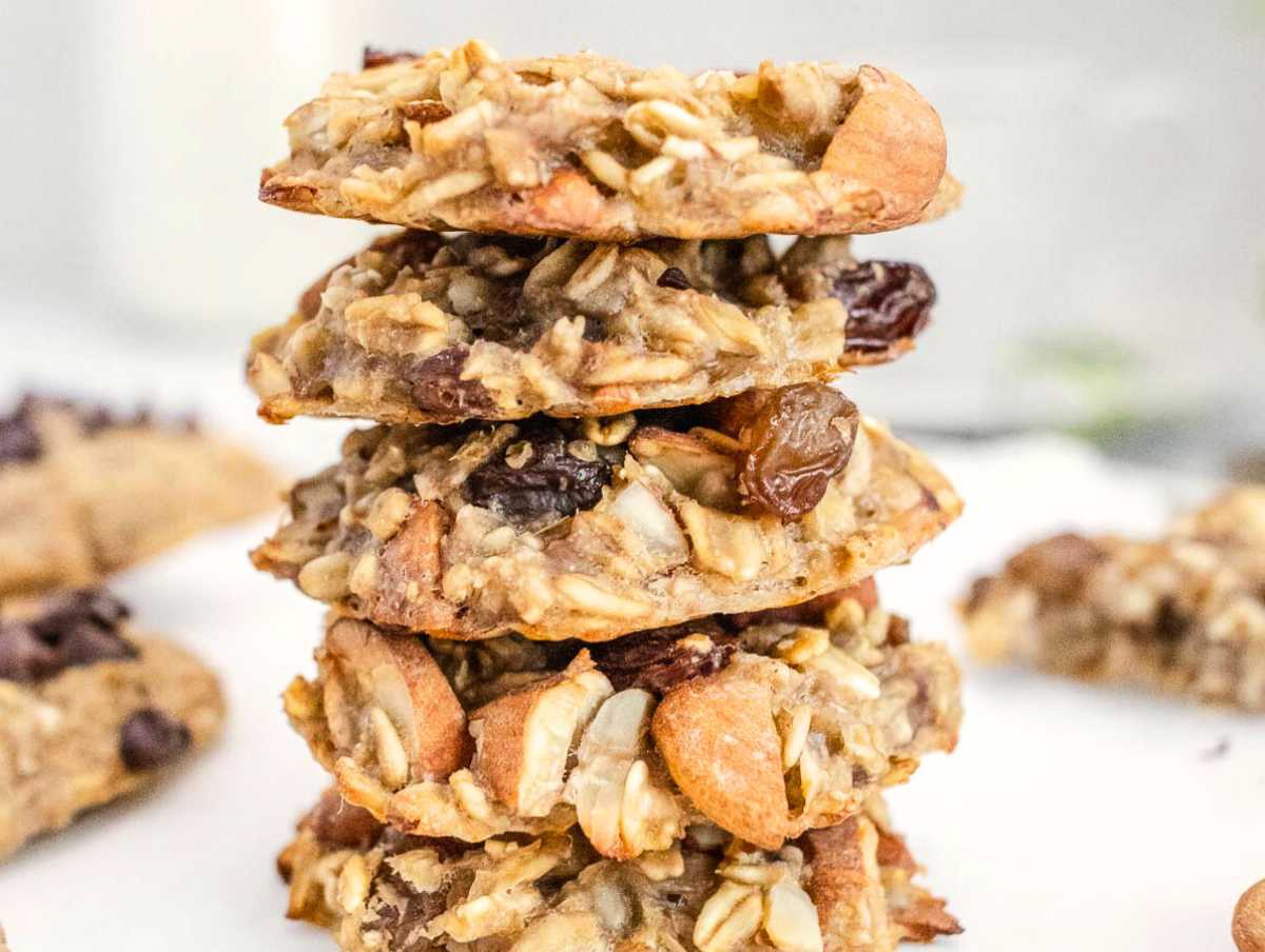 oat cookies with almonds and raisins