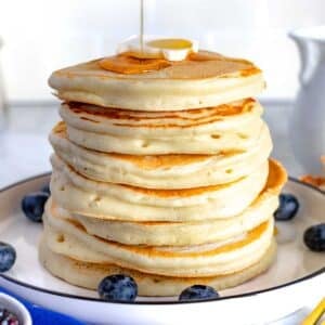 vegan pancakes with berries and maple syrup.