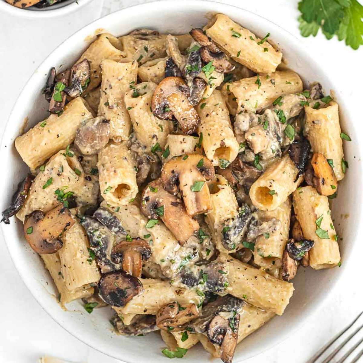 Creamy hummus pasta with Italian sauteed mushrooms.