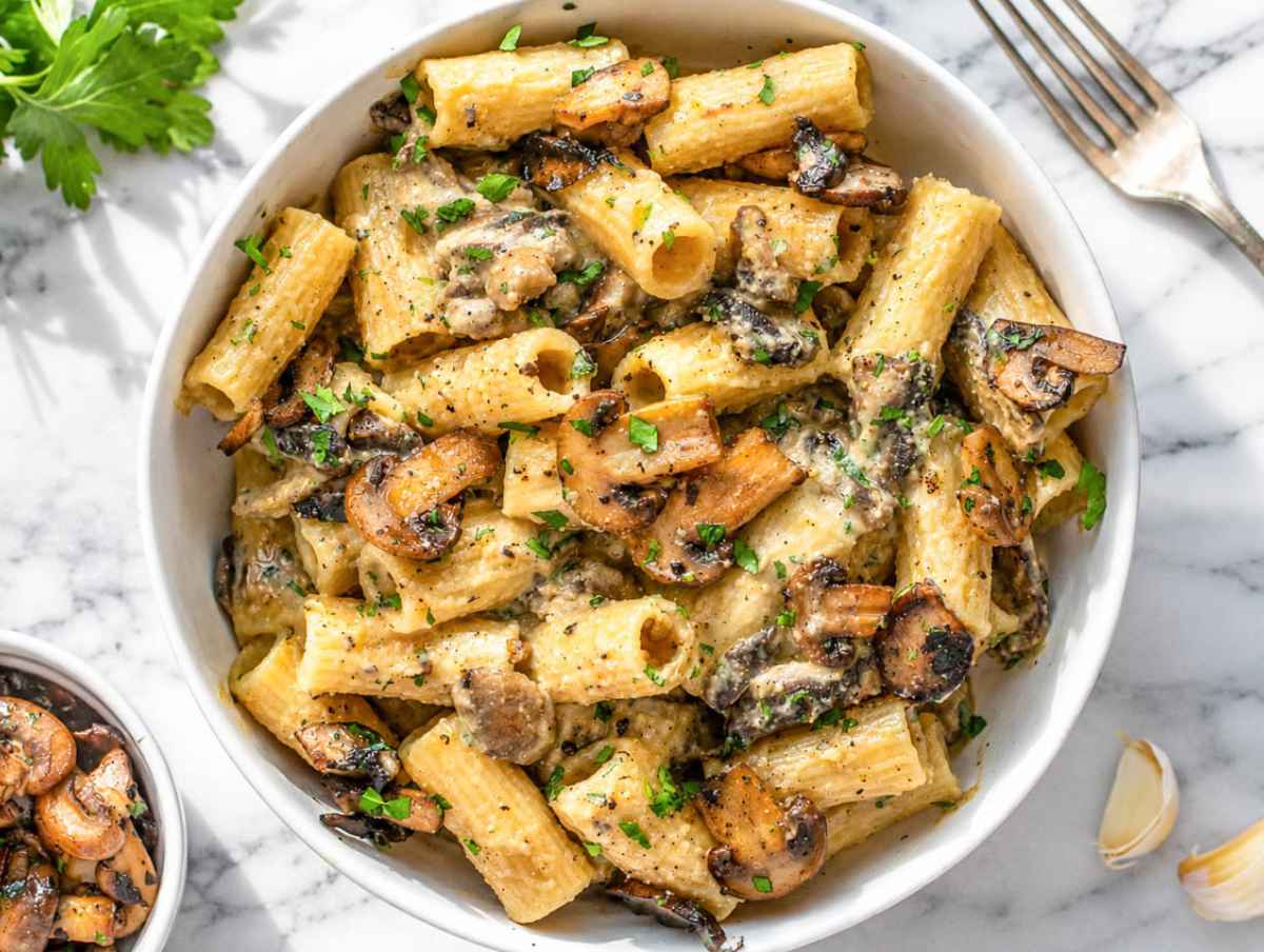 Step 4 Cooked pasta tossed with creamy hummus sauce and browned mushrooms.