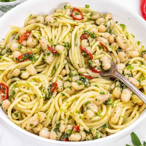 aglio e olio with cannellini beans and a fork.