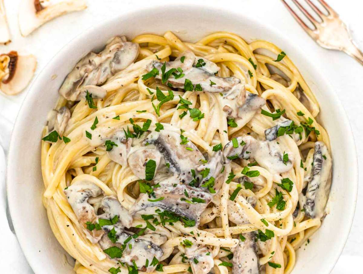 mushroom alfredo sauce with spaghetti in a bowl.