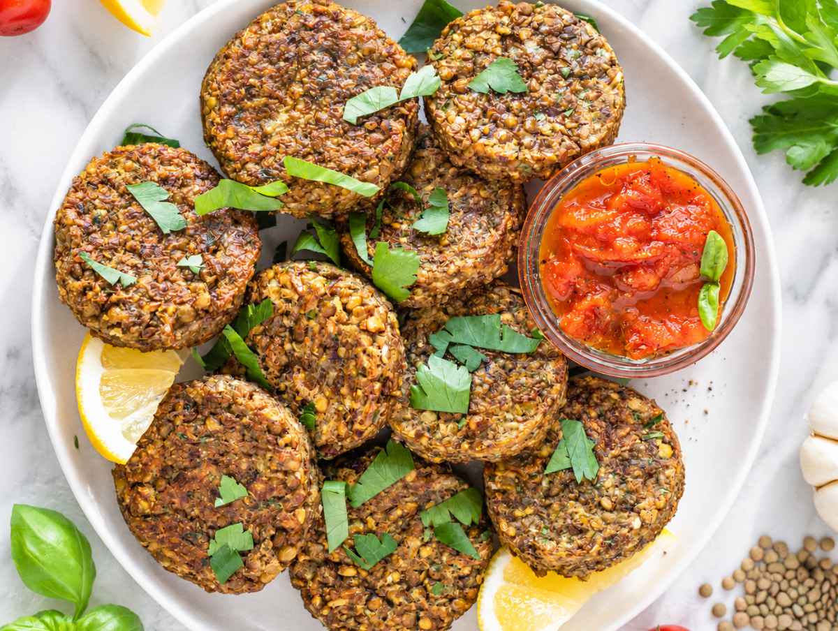 Step 4 Warm lentil patties served with fresh lemon wedges and marinara sauce.