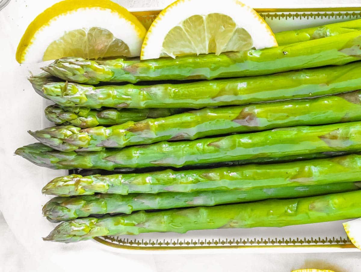 Steamed asparagus with lemon slices.