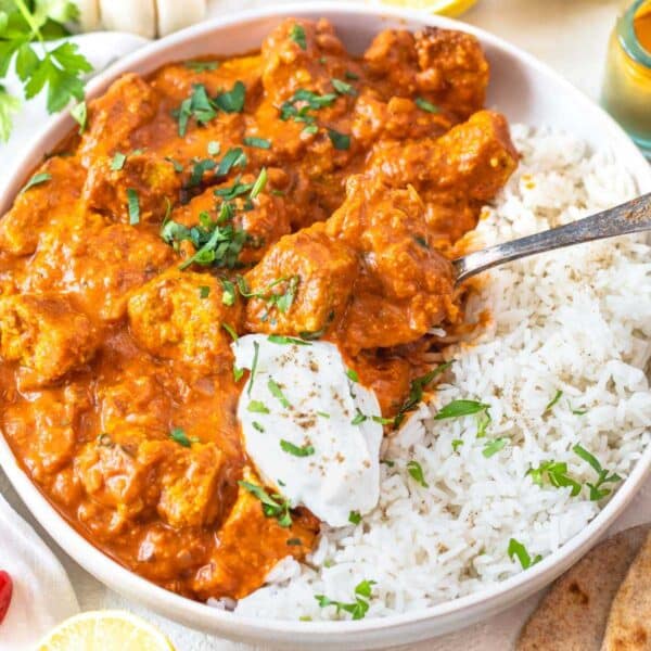 Tofu tikka masala with rice and yogurt.