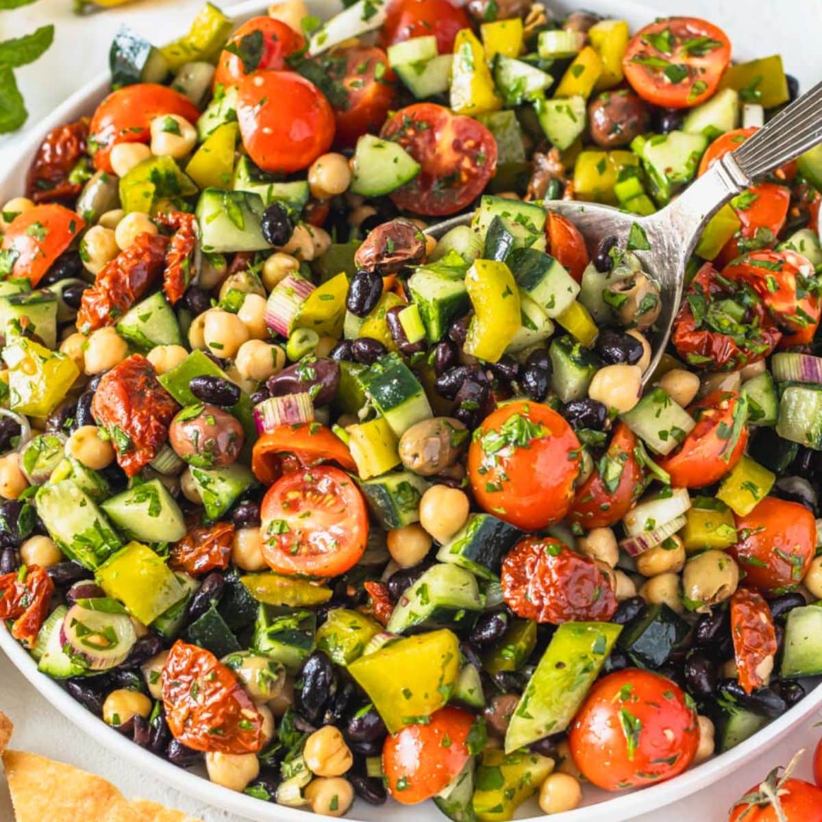 Mediterranean salad with high fiber.